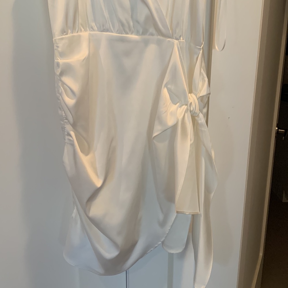 Wayf white mini wrap dress - Picture 3 of 4
